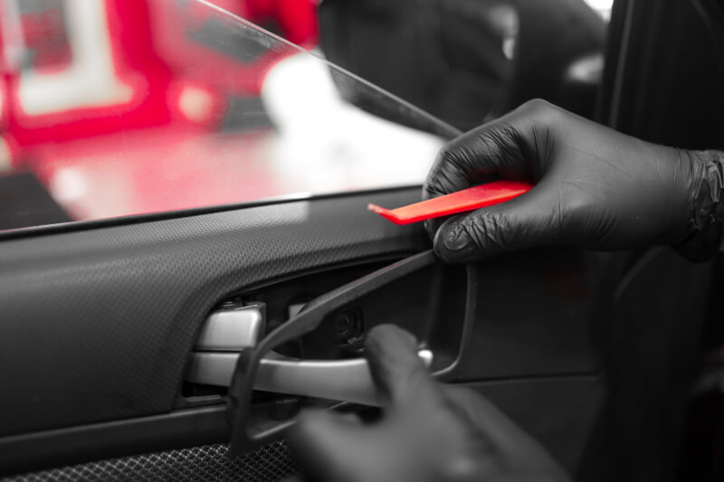 Снятие пластиковых элементов интерьера авто